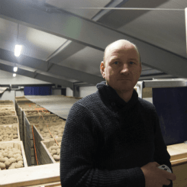 Kistenbewaring met automatisch oprolbare zuigkleden