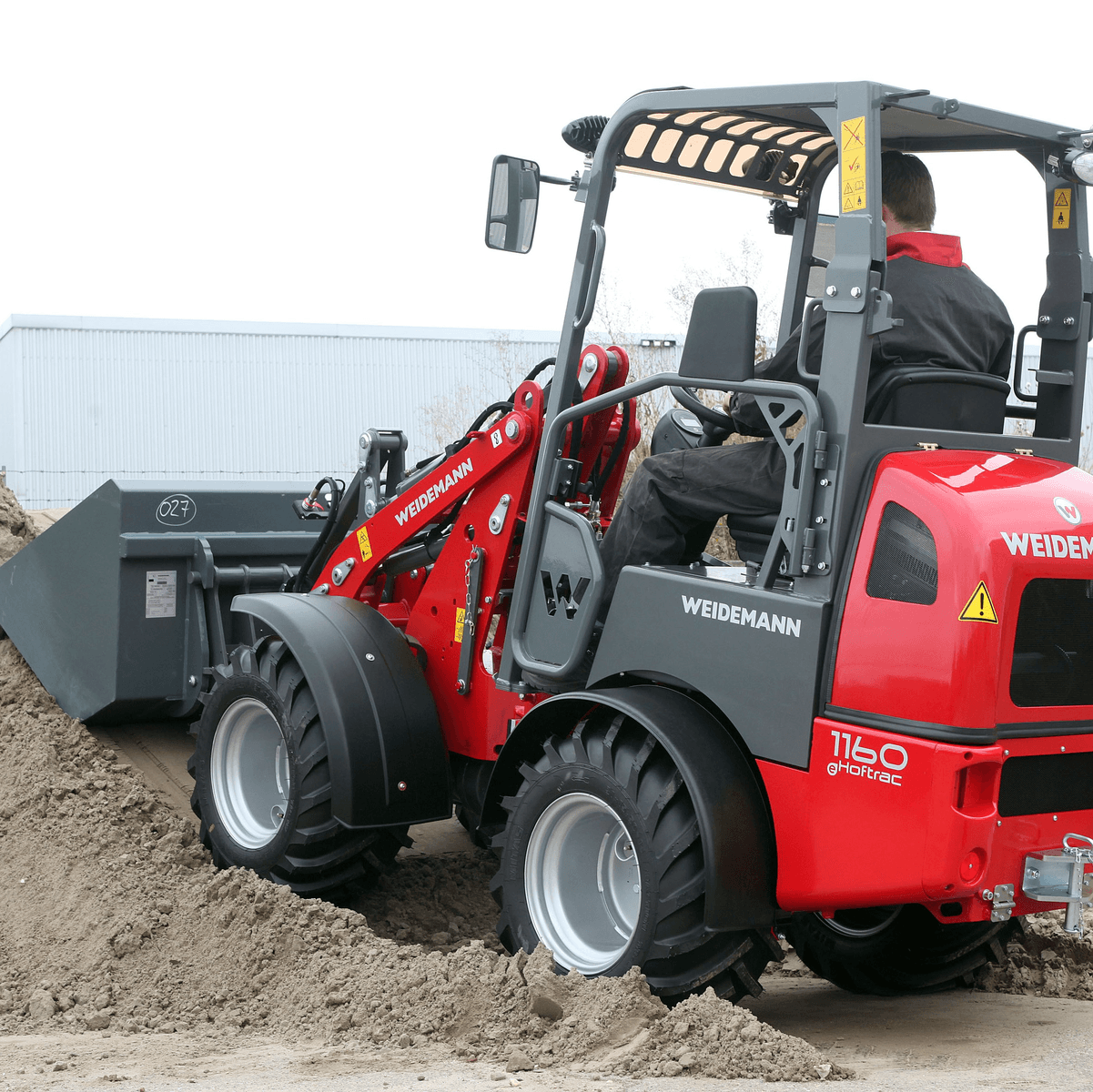 Fluisterstille minishovel op stroom