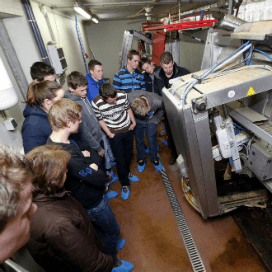 Studenten AOC leren automatisch melken