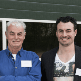 Vader en zoon bouwen nieuw voor scharrelkuikens