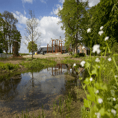 Bijzondere stal met koetshuis en villa