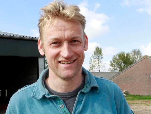 De stal bestaat uit 14 afdelingen met 144 plaatsen. De afdelingen zijn 15,50 meter lang en 9,10 meter breed. De varkens hebben ieder 0,8 vierkante meter tot hun beschikking. Frisse lucht komt via de spleten in het voerpad naar boven.