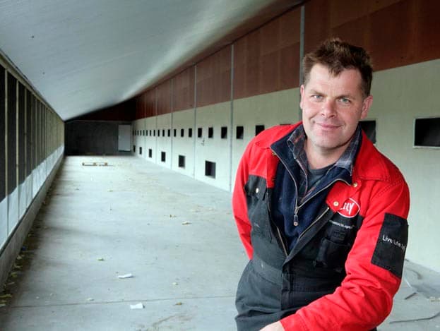 Een overzicht van de stal. Maatschap Brilman moet aan verschillende eisen voldoen om in aanmerking te komen voor het scharrelconcept van Albert Heijn.  Je mag maximaal elf kuikens per vierkante meter houden, je moet extra graan strooien, je moet per 1.000 kuikens een baal stro toevoegen en de dieren hebben extra daglicht nodig", vertelt Brilman.
