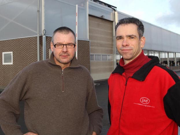De stal is zeer open opgezet. De zijwanden zijn open en voorzien van rolschermen die dicht gaan als er te veel wind op de zijgevel staat. De gevel is voorzien van schrikdraad om al te ondernemende koeien binnen te houden. Door de openheid zijn de koeien vanaf de vlakbij gelegen snelweg A16 goed te zien.