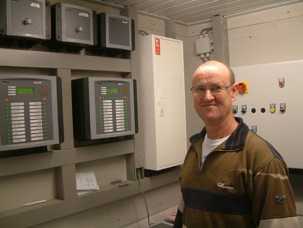 Twee jaar geleden koos Vroone voor alle bestaande stallen voor fabrikant Wesselmann, nu dus ook voor de nieuwe stal. De heaters worden gevoed door een houtkachel. ,,Deze heeft onze stookkosten ongeveer gehalveerd, uitgaande van de situatie hiervoor toen we met propaan stookten.