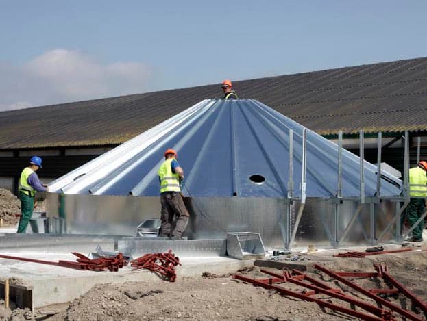 In de loop van woensdag 28 april telt de silo al negen ringen. Jansen & Heuning heeft op verschillende Nederlandse pluimveebedrijven vergelijkbare silo's gebouwd.