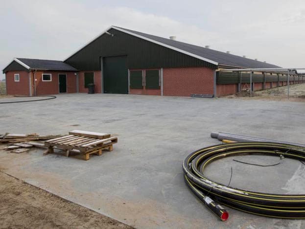 Via deze nippels kan Westerhuis heel fijne nevel in de stal laten. Het verdampingsproces zorgt ervoor dat de temperatuur in de stal zakt.