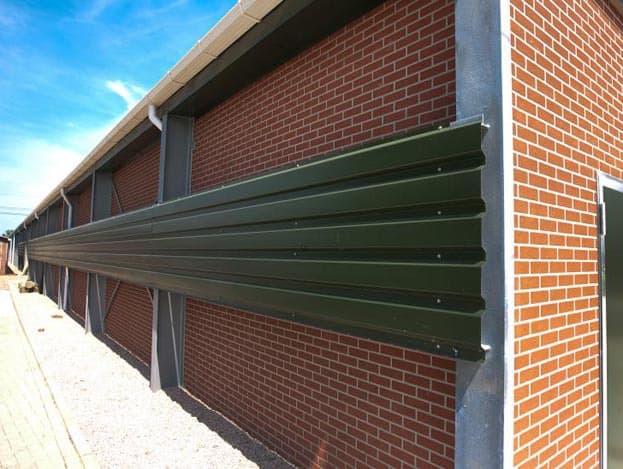 Op de open dag is ook de zelfontwikkelde graanstrooier te zien. Met behulp van een strooier wordt het graan in het scharrelgedeelte verdeeld. De graanstrooier die aan een reling in de stal hangt, kan het graan door de hele stal verdelen. Hierdoor ontstaat er een goede menging van hanen en hennen in de stal. Aan de graanstrooier is ook een serviceplateau bevestigt, dit is een handige hulp bij veel grondeieren of uitval.   <br><br> <br>De <L CODE="C01">open dag </L>is op donderdag 8 juli.