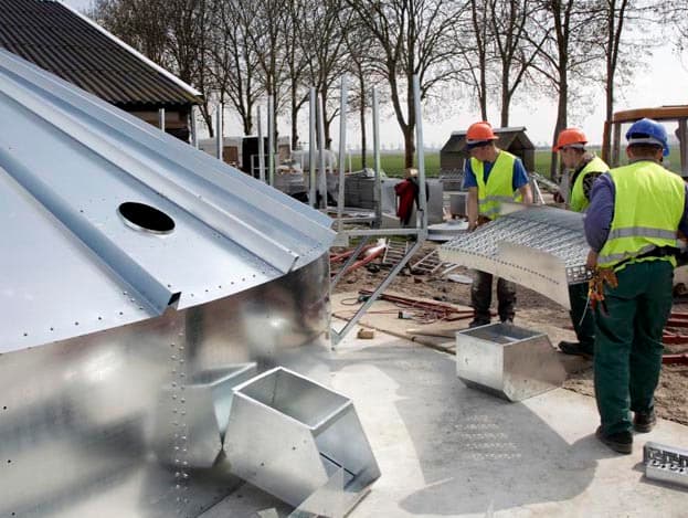 Via een trap is het mogelijk om het dak van de silo te bereiken. Volgens projectleider Bart Klimp komt dit goed van pas bij eventuele onderhoudswerkzaamheden.