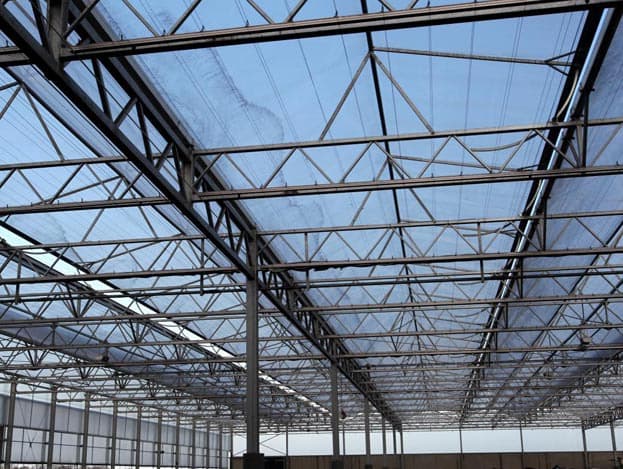 De stal van 50 bij 100 meter biedt plaats aan 175 koeien en heeft een kas-bovenbouw. Havermans heeft zijn concept de Integraal Duurzame Vrijloopstal genoemd. De bouwkosten voor de stal lagen op ¬ 2.700 per plaats, exclusief de melkrobots. Dat was 15 procent hoger dan begroot, omdat de gemeente een zwaardere constructie eiste dan normaal is voor dit soort bouwwerken.