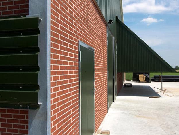 Het voordeel dat de warme lucht van de warmtewisselaar naar het midden van de stal gaat is dat nu onder alle vier de beunen de mest in de hele stal goed kan drogen. Tevens kan de pluimveehouder op deze manier de minimum ventilatie op dierniveau goed regelen.