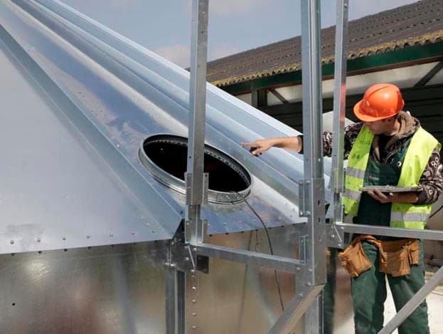 Het bordes wordt geplaatst voor dit 'mangat'. Zo is het gemakkelijker om straks vanaf de bovenkant in de silo te komen.