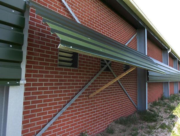 De pluimveehouder heeft gekozen voor een dubbele rij Jansen-legnesten. De keuze hiervoor was niet moeilijk.  In de andere twee stallen gebruik ik ook deze nesten en dat bevalt me goed , aldus Kemper.