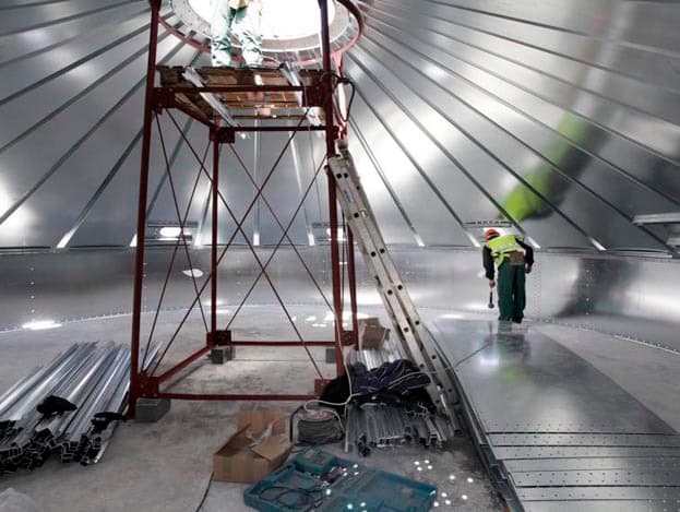 De binnenzijde van de silo. De silo heeft een diameter van 8,59 meter en is gemaakt verzinkt plaatmateriaal. Waar polyestersilo's vaak in hun geheel vervoerd kunnen worden, moet deze silo vanwege de omvang ter plekke worden opgebouwd.