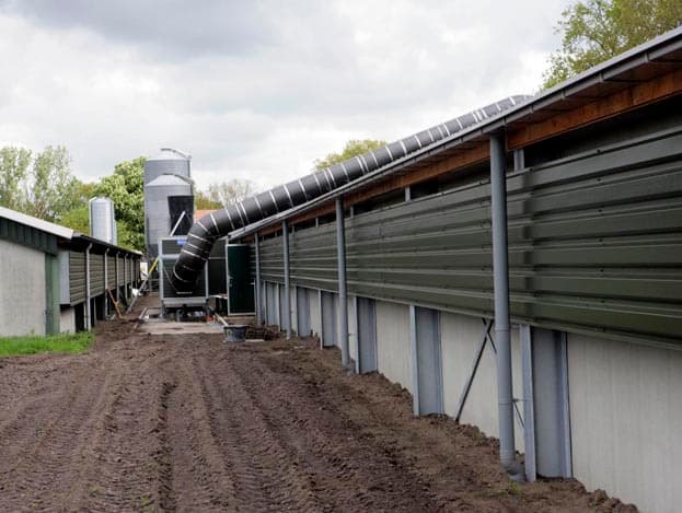 De vijf ventilatoren in de achtergevel worden alleen met extreme zomerse temperaturen ingeschakeld.