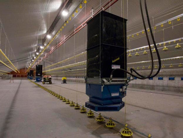 De vleeskuikenhouder werkt met een Skov-klimaatcomputer.  Die gebruik ik ook in de andere twee stallen , vertelt hij. Naast de klimaatcomputer hangt een registratiekast, die het verbruik van de ventilatoren bijhoudt.