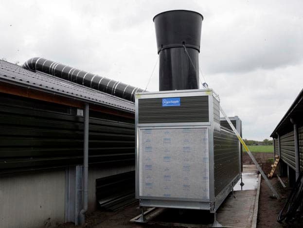 Op de foto is de nokventilatie zichtbaar. De voerpannen van Roxell zijn afkomstig uit de vroegere gangbare vleeskuikenstal op het bedrijf. Deze verouderde stal  moest wijken voor de nieuwbouw.