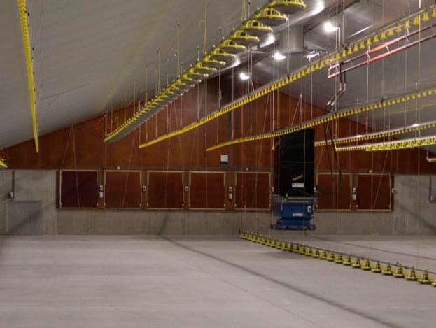 Voordat de kuikens op 7 december in de stal komen, moet de stal nog worden ontsmet. De benodigdheden daarvoor staan al in de stal opgesteld.