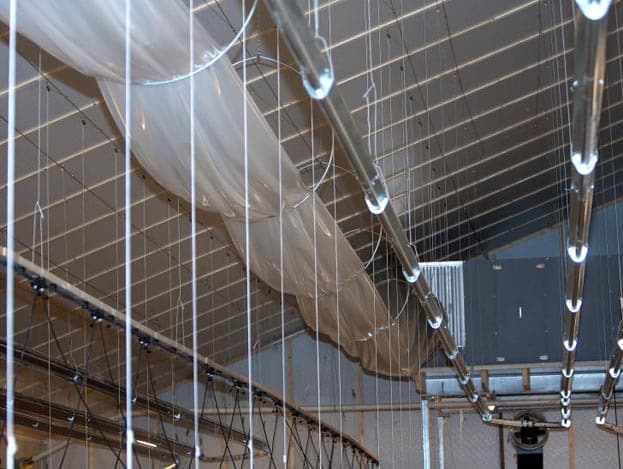 Het bedrijf ligt in een LOG (landbouwontwikkelingsgebied), waardoor deze uitbreiding mogelijk is. De nieuwe stal heeft vooraan een extra lagere kap, zodat de stal niet zo massaal lijkt. Hierin is de werkplaats gemaakt.