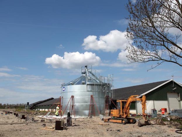 Donderdagavond 29 april. De werkzaamheden zijn afgerond. Binnenkort wordt naast de silo nog een elevator geplaatst. Deze elevator zorgt ervoor dat de transporteur van graan wordt voorzien en dat de silo gevuld kan worden. De elevator heeft een vulcapaciteit van 40 ton per uur. De totale kosten van de  graansilo bedragen zo'n ¬ 50.000.