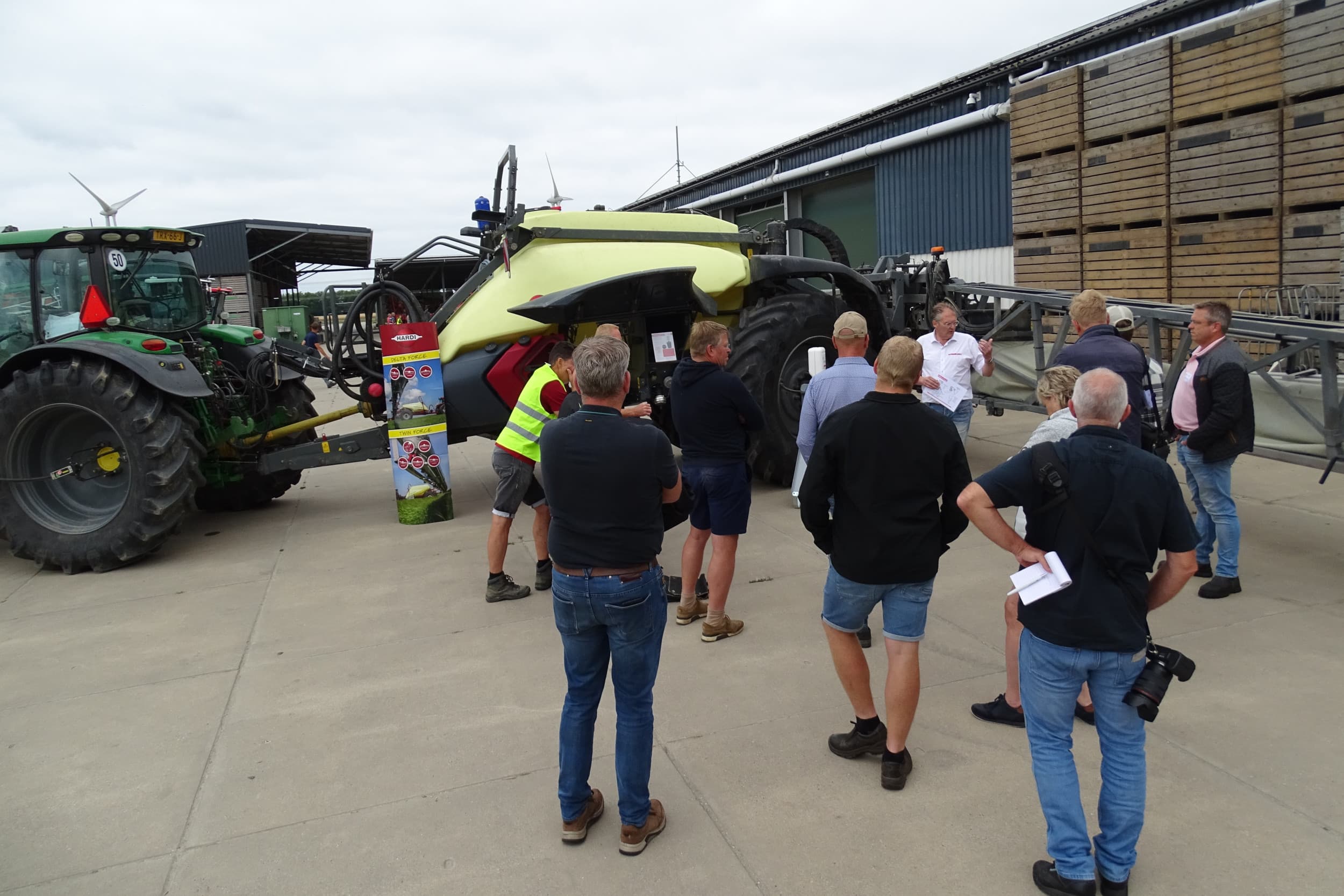 Delphy organiseerde in opdracht van BO Akkerbouw een demonstratiedag spuittechniek. Fabrikanten toonden hun spuit met verschillende soorten driftreducerende technieken. Ron Smit van Homburg legt toehoorders de techniek uit achter het TwinForce-luchtsysteem van Hardi. Foto's: Martijn Knuivers