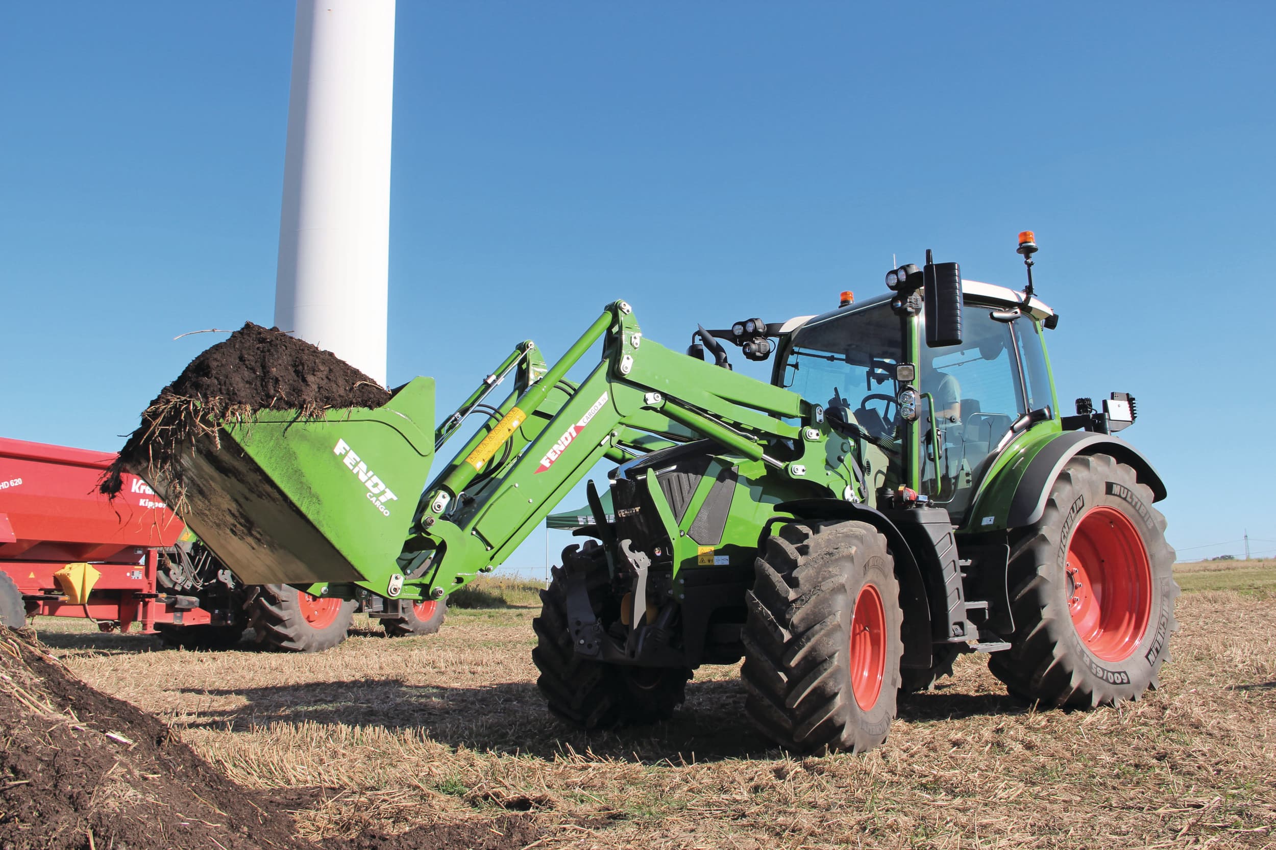 Dit is de nieuwe Fendt Vario 300 van de vijfde generatie. De serie bestaat uit vijf modellen met motorvermogens van 100 tot 142 pk. Dankzij meer hydrauliekcapaciteit zou de trekker ook perfect ingezet kunnen worden als voorladertrekker, zo stelt Fendt. Foto's: Bas van Hattum