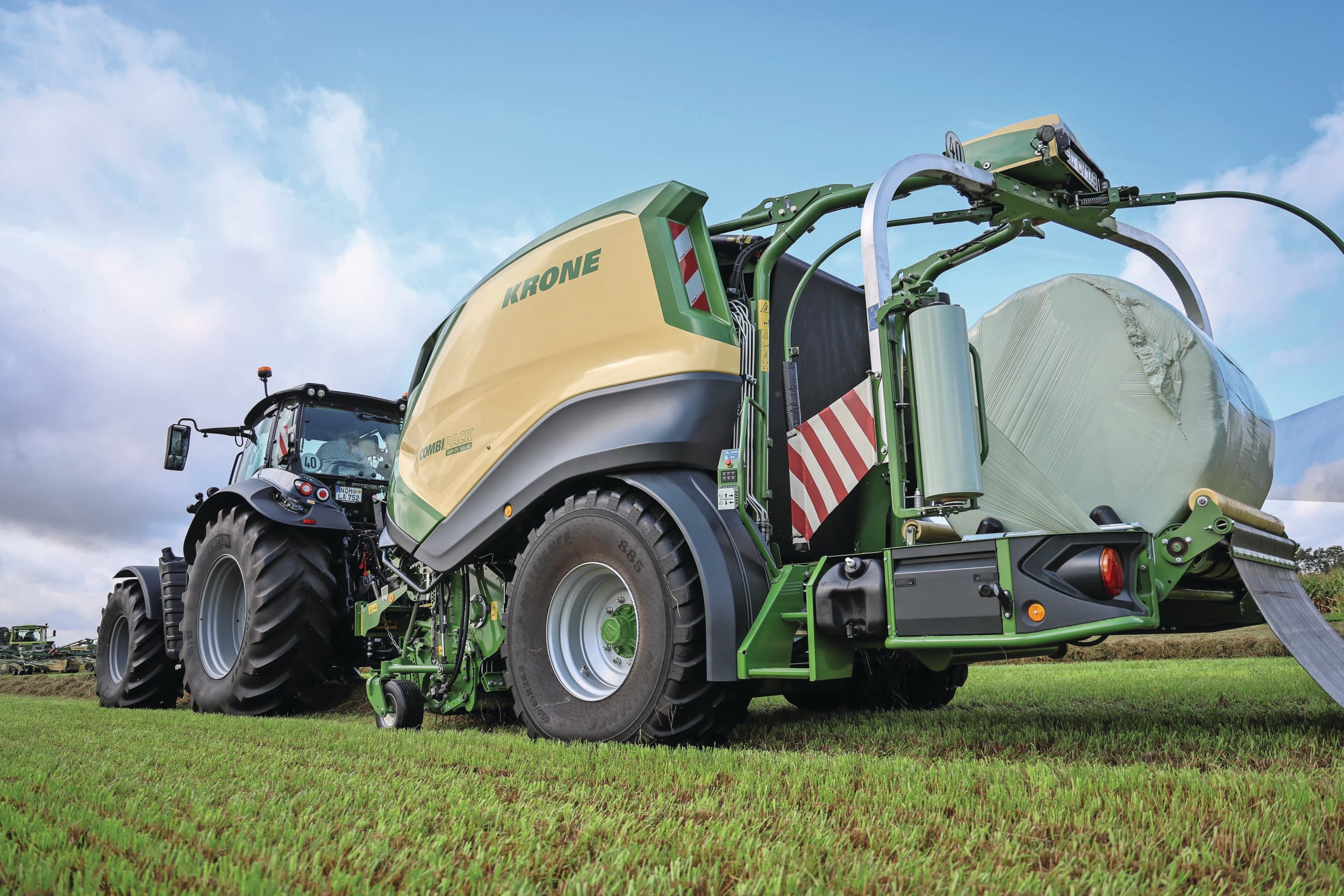 Machinefabrikant Krone komt met de CombiPack HDP. Deze variabele perswikkelcombi heeft één brede riem, liefst 41 messen en geen kettingen in de hoofdaandrijflijn. Foto's: Matthijs Verhagen