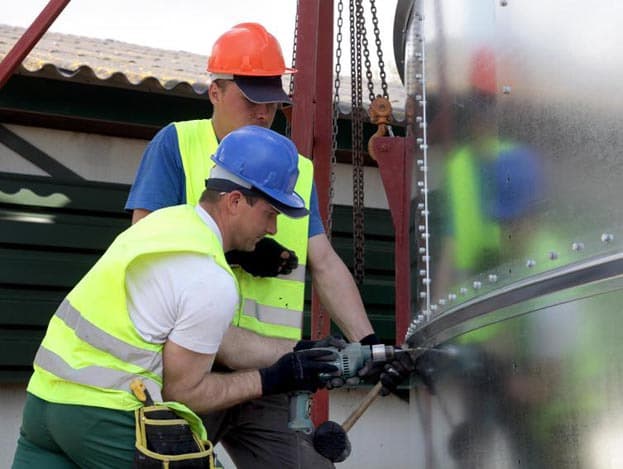 Voordat de laatste siloplaat wordt gemonteerd, moet eerst de roostervloer worden gelegd.