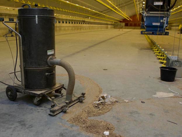 Westerhuis gebruikt Roxell-voer- en  drinkapparatuur. De voer- en waterlijnen zijn elektrisch oplierbaar.  <br>
