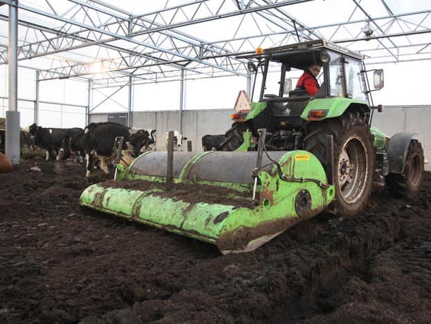 Half december strooide Havermans een paar keer een laagje van een centimeter compost bij. De veehouder experimenteert met het bijstrooien om te zien hoe hij de bodem in de beste conditie houdt.