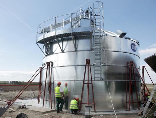 Donderdagochtend 28 april. De silo bestaat nu uit twaalf ringen en is bijna klaar. De dakrand van de silo ligt op 11,45 meter hoogte. Inclusief de reling aan de bovenzijde van het dak meet het bouwwerk 14,85 meter.