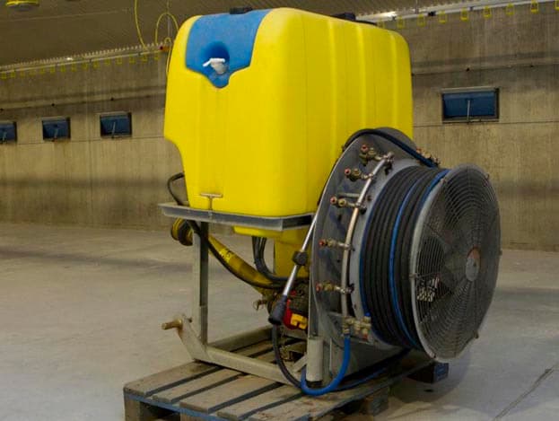 In de achtergevel van de stal zitten acht ventilatoren&  <br>