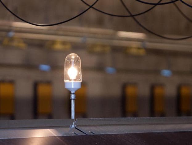 Aan de zijkanten van de stal zijn voor de inlaatventielen scharnierbare winddrukkappen geplaatst. Zo kan Kemper de kappen wegklappen voor het schoonmaken.  Een goede hygiëne is erg belangrijk bij het houden van vleeskuikenouderdieren , vertelt de pluimveehouder.