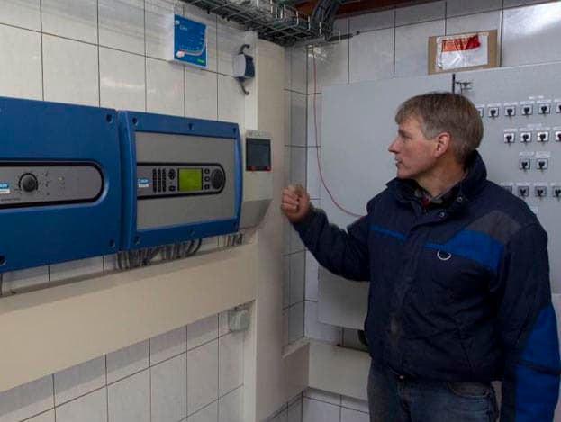 Zo ziet de nieuwe stal er van binnen uit. Westerhuis werkt met lengteventilatie en minimumventilatie via de nok van de stal. In de stal hangen vier heaters van Wesselmann.  <br>