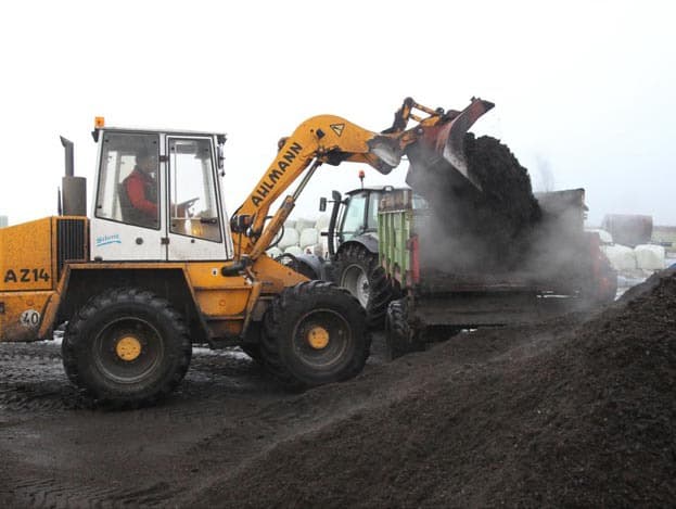 De droogte van de bodem is ook goed te zien aan de mest. Mestflatten drogen redelijk goed in en urine trekt vlot in de compost weg. Het wordt duidelijk geen smeerboel.