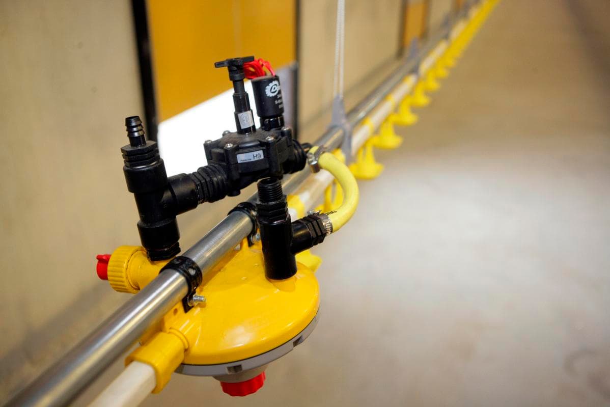 In de technische ruimte wordt door een installateur van <a href="http://www.geissler.nl/">Geissler </a> hard gewerkt om de computerkasten aan te sluiten. De stal is gebouwd door bouwbedrijf <a href="http://www.bouwvanpijkeren.nl/">Van Pijkeren</a>.