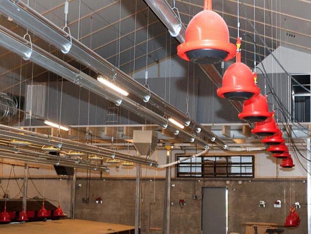 Bovenin de stal staat een warmtewisselaar van Plettenburg. De binnenkomende lucht mengt met de stallucht, zodat deze opwarmt. De opgewarmde lucht gaat via een plastic slurf richting het midden van de stal.