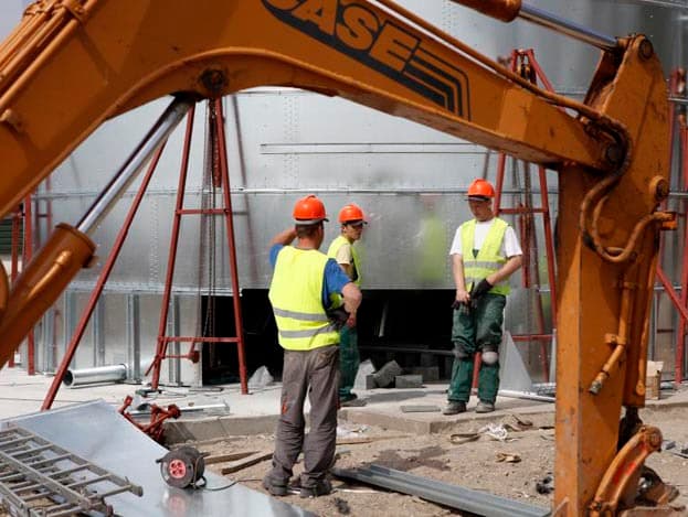 De bouw van de silo gaat op zondag 25 april van start. Zes Poolse bouwlieden beginnen met het dak en de bovenste ring van de silo. Het gevaarte wordt naar boven toe opgebouwd. De silo wordt gebouwd door het Nederlandse bedrijf <a href="http://www.jh.nl/nl/graantechniek/BINgraansilos.htm">Jansen & Heuning</a>.