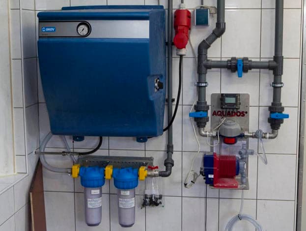 Een zijaanzicht van de nieuwe stal, met daarnaast de twee andere stallen op het bedrijf.  <br>Op dinsdag 7 december komen de kuikens in de nieuwe stal. Westerhuis begint dan ook weer met een nieuwe ronde in de andere stallen. Die hebben dan bijna twee weken leeg gestaan. <br> <br>De vleeskuikenhouder is redelijk tevreden over de afgelopen ronde op het bedrijf. Hij leverde de kuikens iets zwaarder af dan gebruikelijk, om de planning voor de ingebruikname van de nieuwe stal te kunnen halen.  Na 35 dagen heb ik de kuikens uitgeladen. Ze wogen toen gemiddeld 1.657 gram. Op 42 dagen heb ik weer kuikens uitgeladen. Het gemiddelde gewicht was toen 2.555 gram. Op 48 dagen heb ik de dieren weggeladen. De kuikens wogen toen 3.027 gram , vertelt Westerhuis.  <br> <br>De voederconversie bij 1.500 gram lag op 1,275. Het was overigens voor het eerst dat de vleeskuikenhouder tussentijds kuikens uitlaadde.  Op zich beviel dat prima , vertelt hij.  <br> <br>