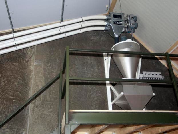 De stal is 75 meter lang en 33 meter breed en kostte zo'n ¬ 400 per plaats. In september 2009 werd gestart met de graafwerkzaamheden. Door de vorst lag de bouw een tijdje stil. De Topigs 20 x Tempo-biggen komen volgende week in de stal.