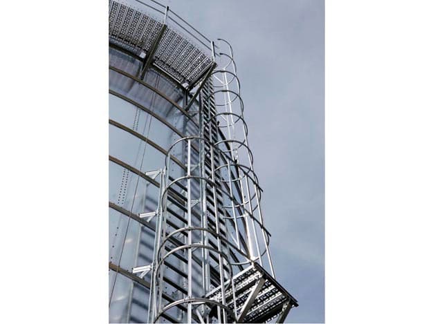 Een overzicht van de kooiladder - inclusief rustbordes -  aan de zijwand van de silo.