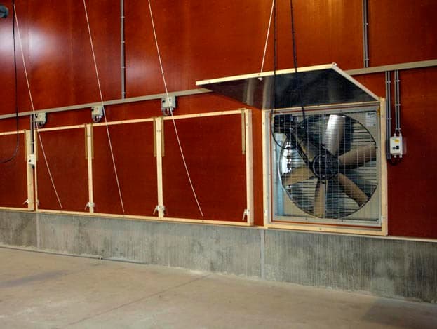 Naast de stal staat een warmtewisselaar van <a href="http://www.agrosupply.com/nl/producten/klimaatverbetering/agro-clima-unit-voor-vleeskuikens/">Agro Supply </a>.