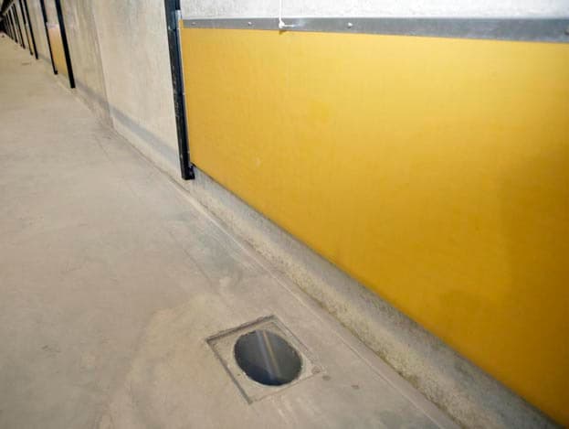 De geconditioneerde lucht komt hier de stal binnen. Installateurs zijn bezig met de laatste montagewerkzaamheden.