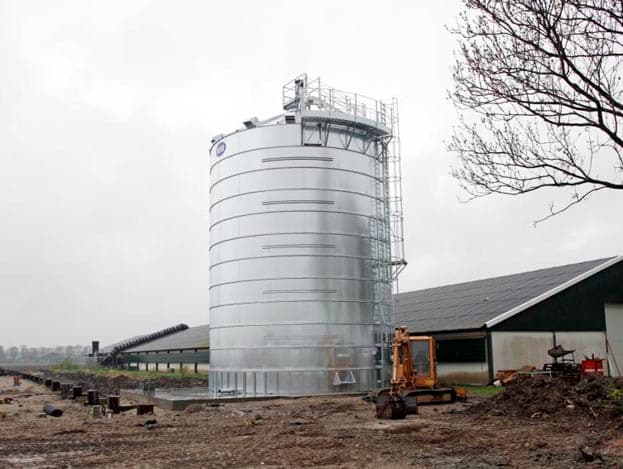 Op dinsdag 27 april is de silo al enkele meters 'gegroeid'. De rode steunen worden gebruikt om de silo te liften. Voor vleeskuikenhouder Peter Schoot Uiterkamp is tarwe een belangrijk bestanddeel van het voerrantsoen (45 procent). Na de uitbreiding van zijn bedrijf denkt hij op jaarbasis ongeveer 1.200 ton tarwe nodig te hebben. Met de nieuwe silo heeft hij opslag voor bijna een halfjaar en is hij minder afhankelijk van de 'dagprijs'.
