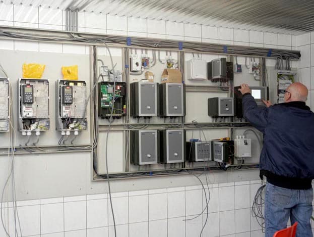 In de overdekte uitloop heeft Brilman een extra strook gaas gespannen. Hiermee hoopt hij te voorkomen dat de kuikens het doorzichtbare net kapot pikken.