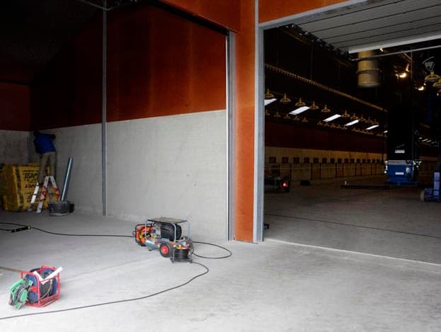 Maatschap Brilman wil de bestaande stal uit 2001 volgend jaar uitbreiden naar eveneens 23.500 scharrelvleeskuikensplaatsen. De eendagskuikens van broederij <a href="http://www.probroed.com/">Probroed & Sloot</a> komen op woensdag 19 mei in de beide stallen.   <br><BR> <br><BR> <br>Op woensdag 12 mei houdt de familie Brilman van 13.00 uur tot 17.00 uur <a href="http://www.agrifirm.com/Default.aspx?tabid=207&contentid=3544&A17_VW_1021=Details">open dag </a>aan de Twentseweg 17 in Heino (Ov.)