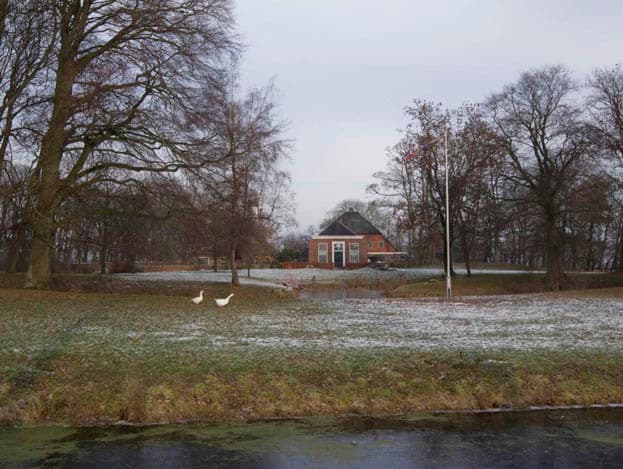 De drie stallen worden verwarmd met twee houtkachels, die dit voorjaar zijn geplaatst. De kachels kostten ¬ 48.000 per stuk. Westerhuis denkt ze in acht jaar te kunnen terugverdienen. Voordat de vleeskuikenhouder koos voor dit type houtkachel, bezocht hij veel bedrijven.  Ik wist dat ik een Duitse kachel wilde. Die zijn erg degelijk.  Hij rekent de aanschafprijs van de kachels overigens niet mee met de kosten van de nieuwe stal.  <br>