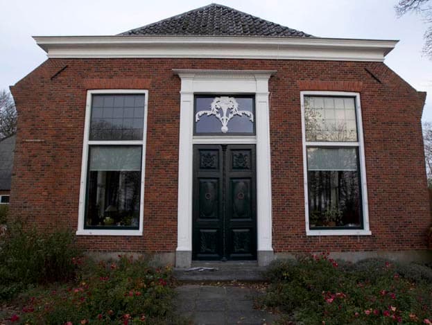 Ik heb tien jaar garantie op de kachels , vertelt Westerhuis. De kachels verwarmen 8.000 liter water, dat is opgeslagen in het buffervat dat op de achtergrond zichtbaar is. Het warme water gaat via ondergrondse leidingen naar de stallen.  <br>