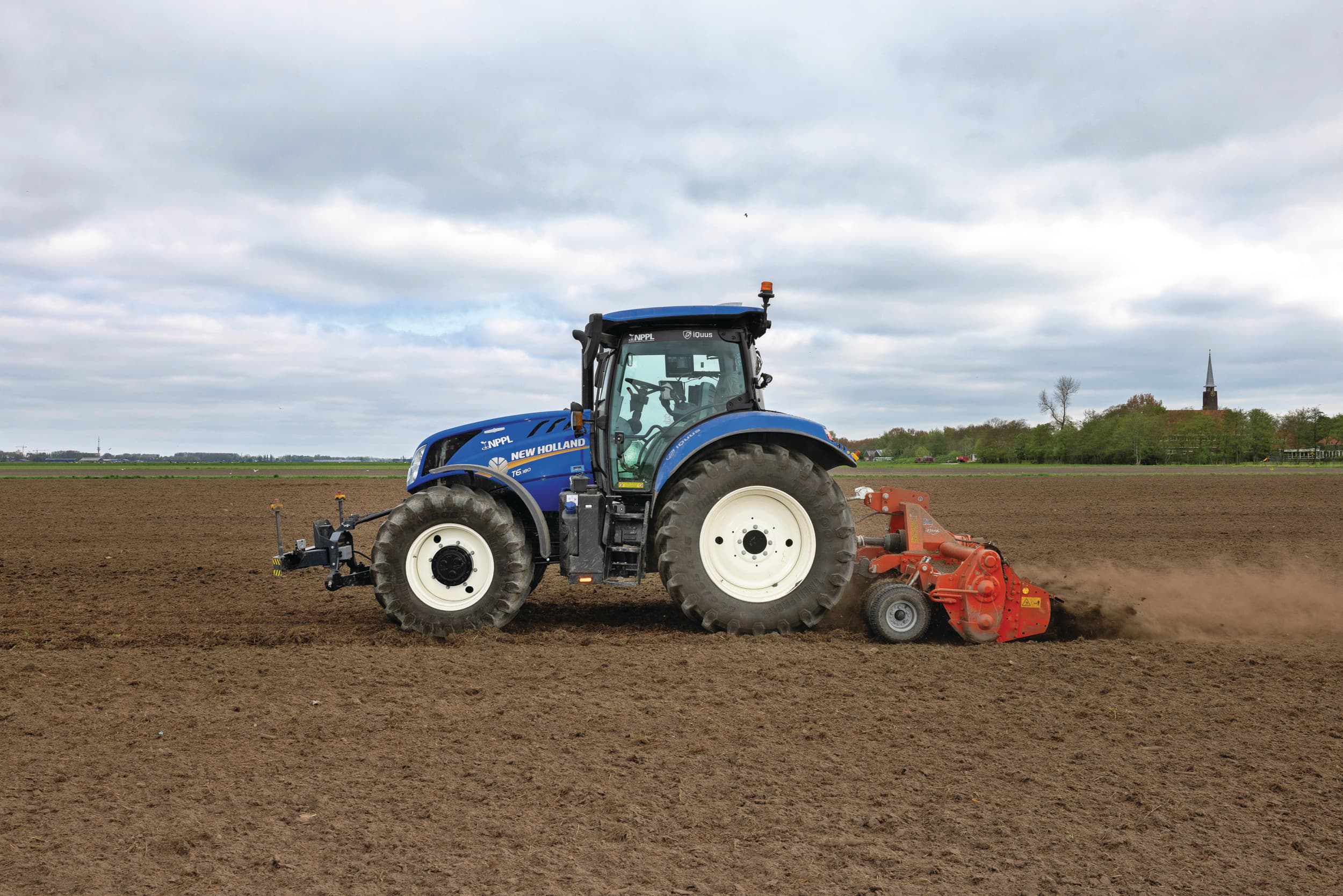 Zodra je onbemand of autonoom gaat werken, is RTK-correctie noodzakelijk. Vanuit perspectief van de taak, maar ook omwille van de veiligheid opdat de combinatie de perceelsgrens niet passeert. Geen RTK-correctie betekent dan stilstand. Foto: Peter Roek