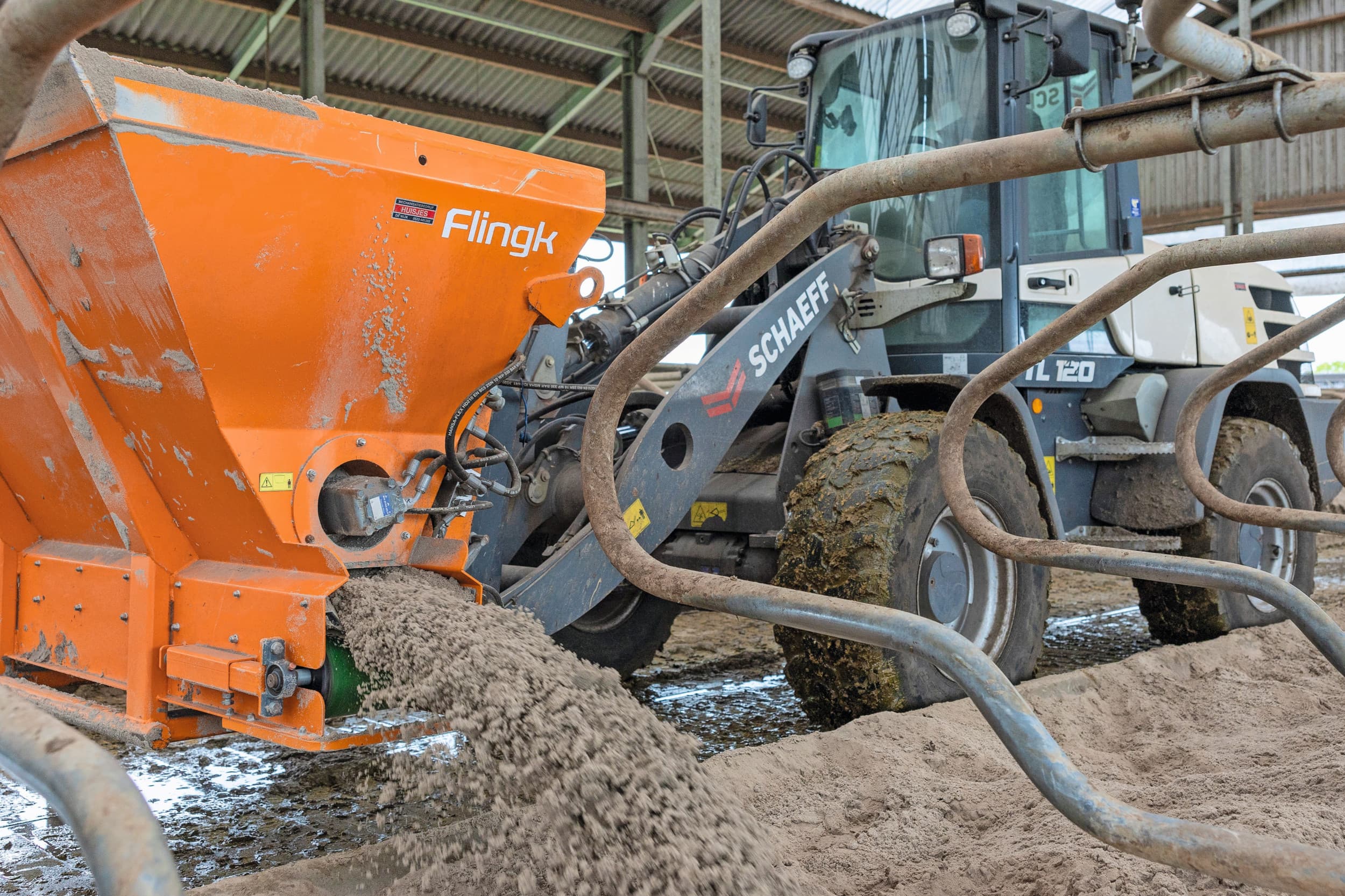 Op veel bedrijven wordt zand in de boxen bijgevuld met een shovel met een instrooier die geschikt is voor zand. Het is een robuust en relatief eenvoudig systeem dat vaak wekelijks terugkomt. Foto: Mark Pasveer
